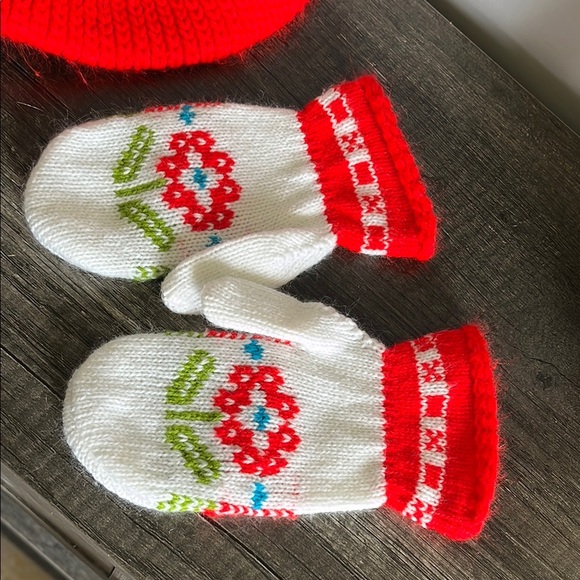 Red and White Floral Knit Hat and Mittens Set - Picture 2 of 10